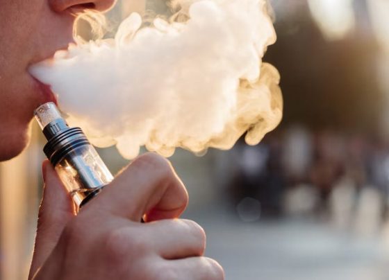 Jovem de 27 anos é diagnosticada com câncer no pulmão após uso excessivo de cigarros eletrônicos