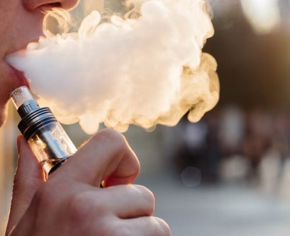 Jovem de 27 anos é diagnosticada com câncer no pulmão após uso excessivo de cigarros eletrônicos