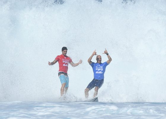 Foto colorida de Kelly Slater e Gabriel Medina - Metrópoles