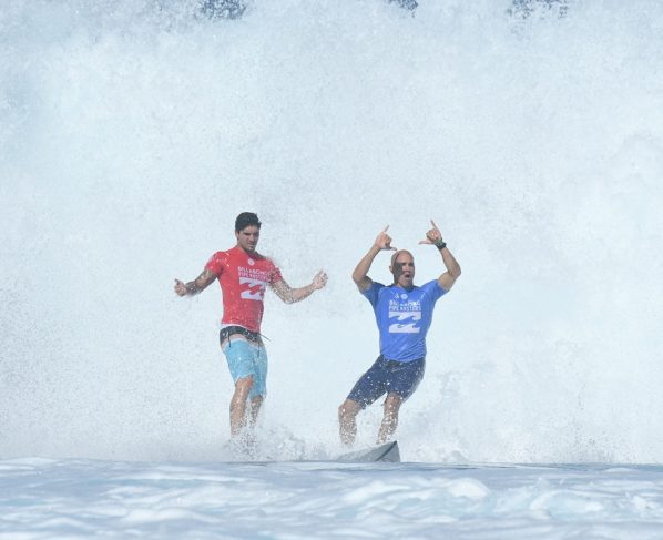 Foto colorida de Kelly Slater e Gabriel Medina - Metrópoles