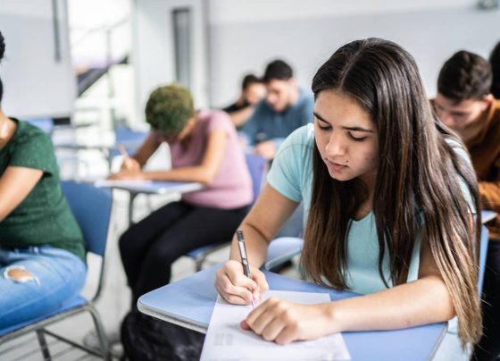 imagem colorida mostra alunos ensino médio adolescentes em sala de aula Lula - Metrópoles