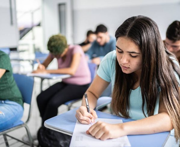 imagem colorida mostra alunos ensino médio adolescentes em sala de aula Lula - Metrópoles