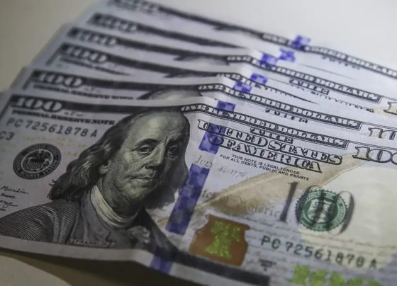 Dólar cai a R$ 5,35, menor patamar em 15 meses; Ibovespa fecha em queda