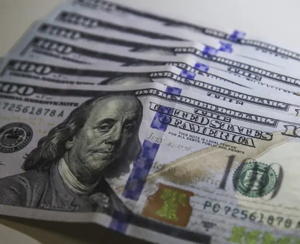 Dólar cai a R$ 5,35, menor patamar em 15 meses; Ibovespa fecha em queda