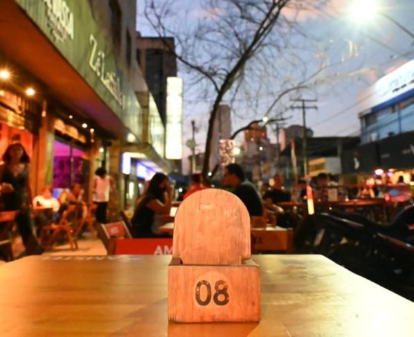 Lei pode liberar uso de calçadas a bares e restaurantes de Goiânia