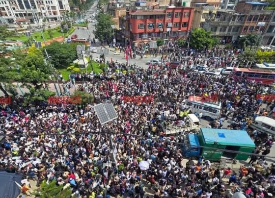 Premier do Nepal renuncia após protestos contra bloqueio de redes sociais tomarem as ruas do país manifestantes incendiarem Parlamento
