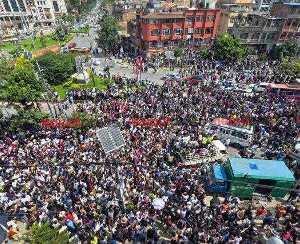 Premier do Nepal renuncia após protestos contra bloqueio de redes sociais tomarem as ruas do país manifestantes incendiarem Parlamento