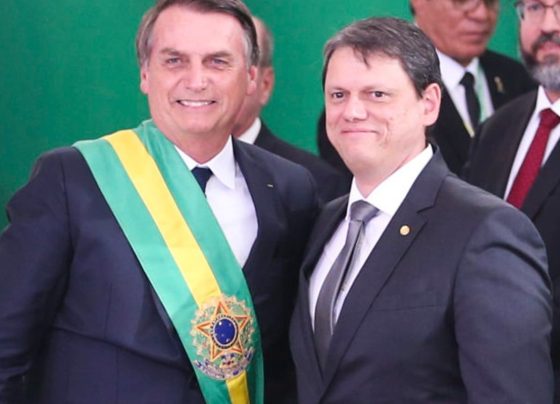 Tarcísio visita Bolsonaro em prisão domiciliar