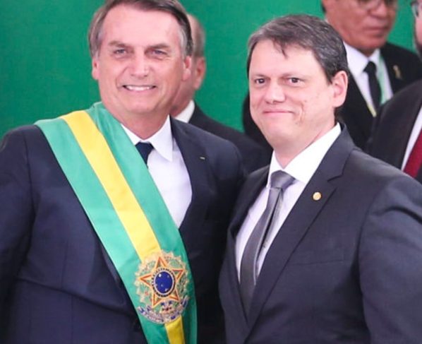 Tarcísio visita Bolsonaro em prisão domiciliar