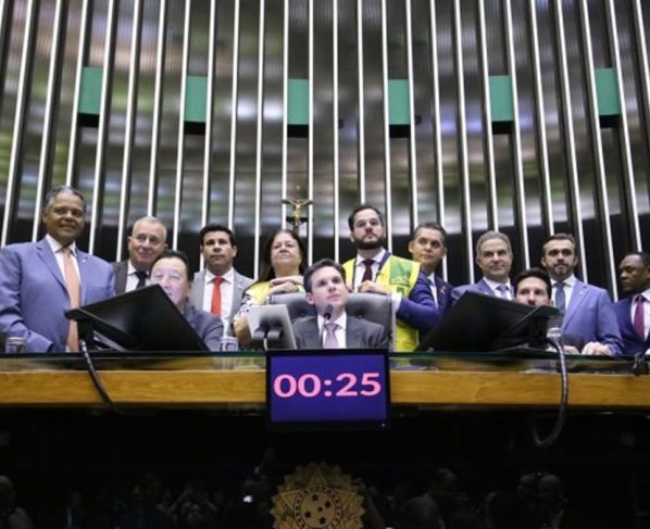 Câmara enterra MP do aumento de impostos e derrota governo Lula, que acusa interferência de Tarcísio