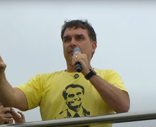 Flávio Bolsonaro pede que EUA ataquem barcos no Rio