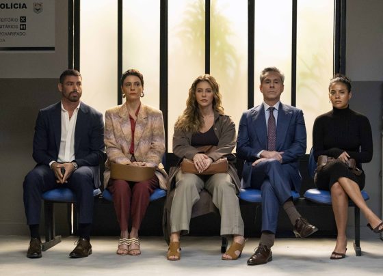 Cena de Vale Tudo: César (Cauã Reymond), Fátima (Bella Campos), Marco Aurélio (Alexandre Nero), Celina (Malu Galli) e Heleninha (Paolla Oliveira). Todos sentados. Lado a lado.