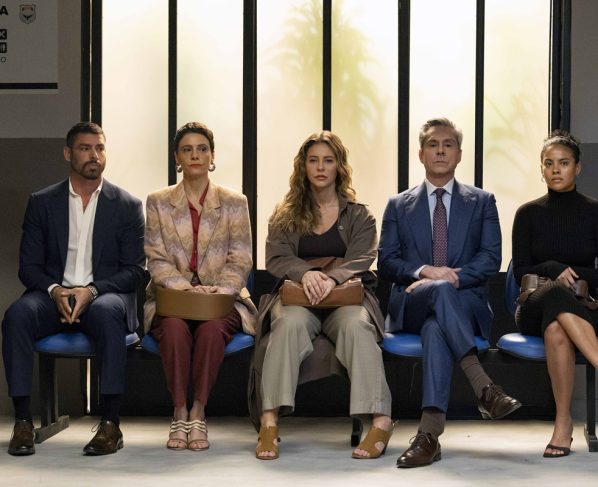 Cena de Vale Tudo: César (Cauã Reymond), Fátima (Bella Campos), Marco Aurélio (Alexandre Nero), Celina (Malu Galli) e Heleninha (Paolla Oliveira). Todos sentados. Lado a lado.