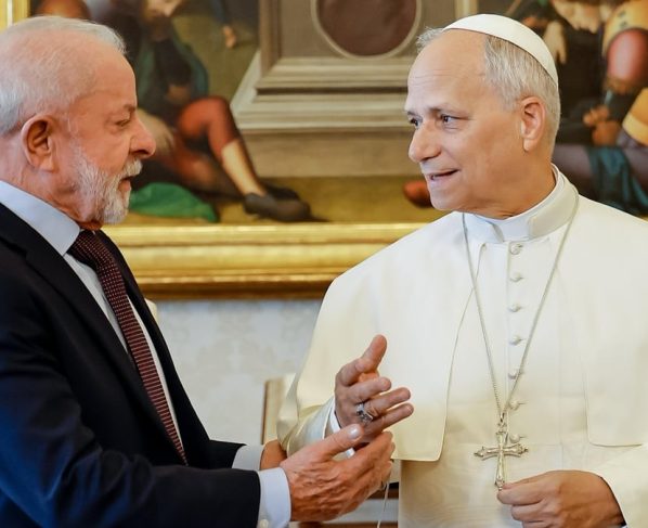 Papa diz a Lula que virá ao Brasil em 'momento oportuno'