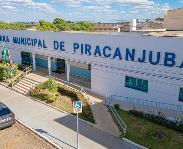 População faz ato contra 13º e férias a vereadores de Piracanjuba; Casa diz que equipara a outros parlamentos