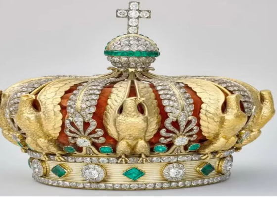 coroa da imperatriz Eugênia foi encontrada quebrada nas proximidades do Museu do Louvre. (Foto: divulgação)