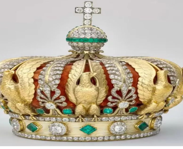 coroa da imperatriz Eugênia foi encontrada quebrada nas proximidades do Museu do Louvre. (Foto: divulgação)