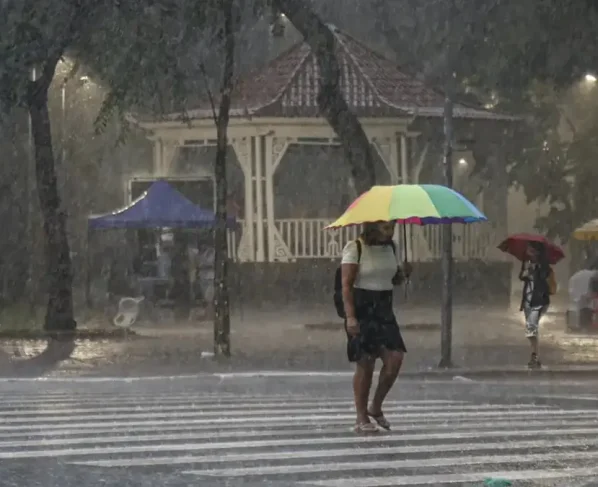 Inmet alerta para tempestades em três estados até amanhã; veja onde