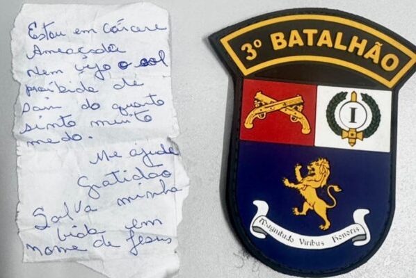 Imagem colorida de bilhete feito por vítima de cárcere privado pelo próprio filho