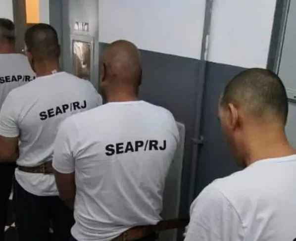 Sete presos suspeitos de liderarem Comando Vermelho no RJ são transferidos para presídios federais