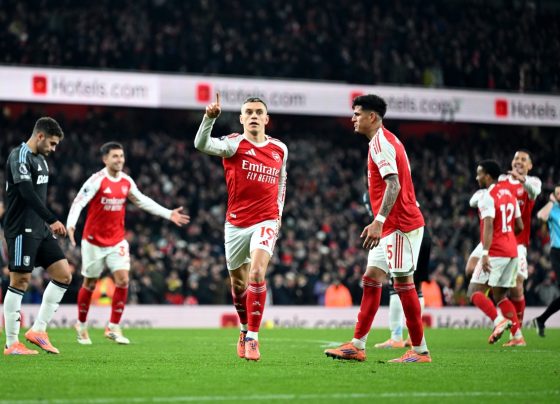 Trossard comemorando gol pelo Arsenal diante do Aston Villa