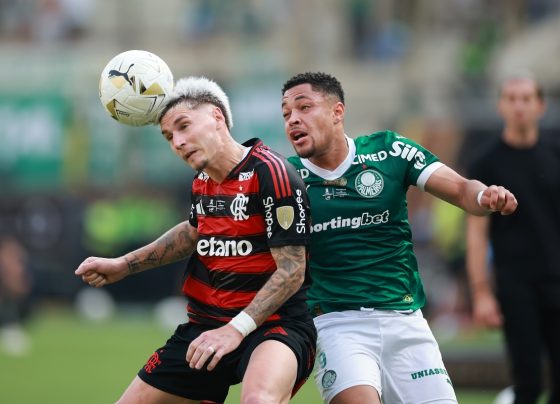 Disputa de bola entre Flamengo x Palmeiras na final da Libertadores