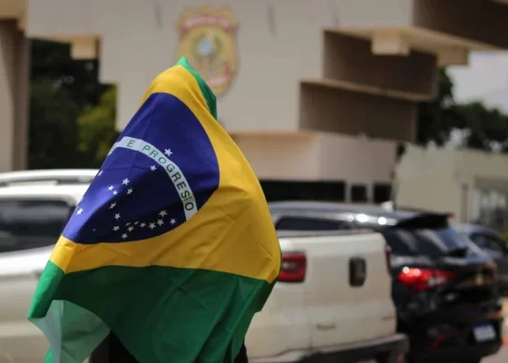 Segunda semana de prisão de Bolsonaro começa com poucos apoiadores - destaque galeria