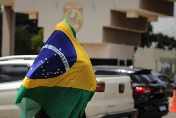 Segunda semana de prisão de Bolsonaro começa com poucos apoiadores - destaque galeria