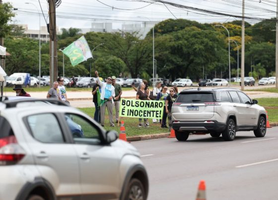 Manifestantes bolsonaristas em frente à Superintendência da Polícia Federal (PF)