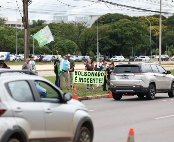 Manifestantes bolsonaristas em frente à Superintendência da Polícia Federal (PF)
