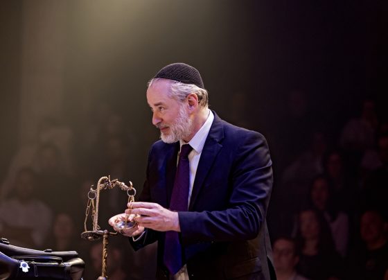 Dan Stulbach como Shylock na peça O Mercador de Veneza