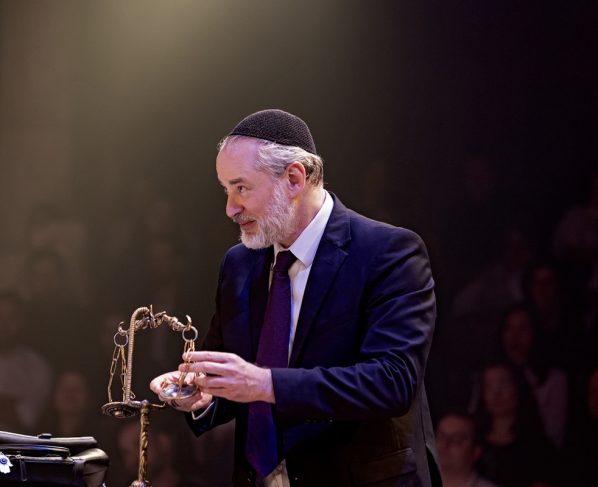 Dan Stulbach como Shylock na peça O Mercador de Veneza