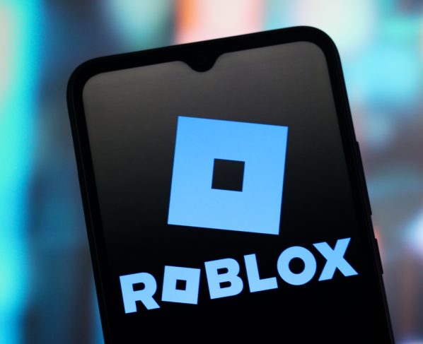 Imagem colorida com logo do Roblox