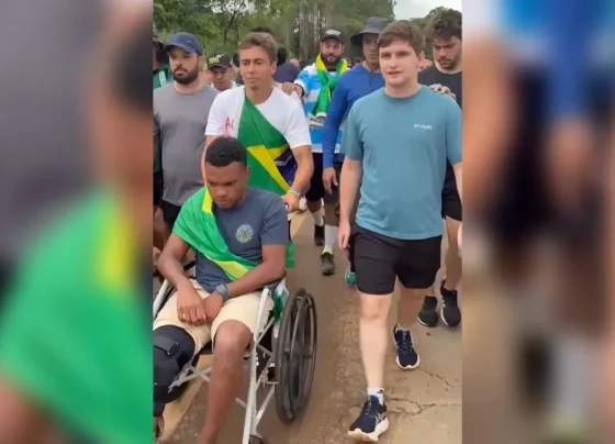 Fernando Holiday se machuca em caminhada por Bolsonaro e segue de cadeira de rodas