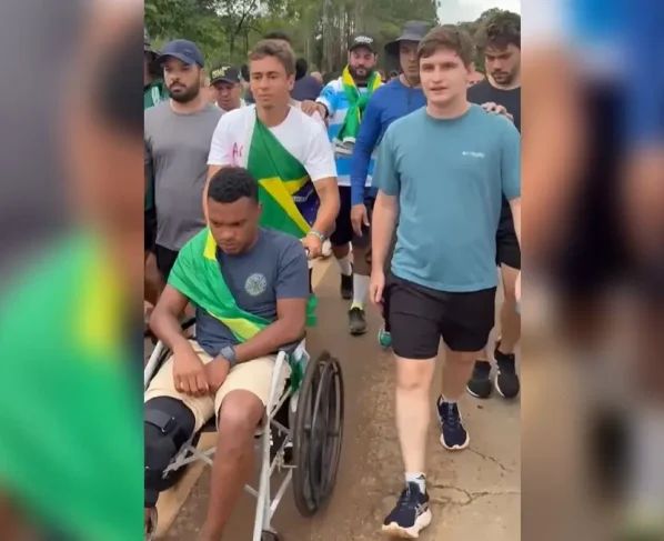 Fernando Holiday se machuca em caminhada por Bolsonaro e segue de cadeira de rodas