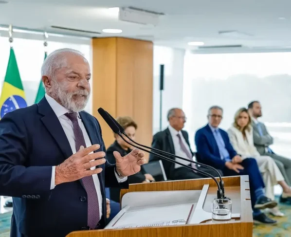 Lula contraria Congresso e veta redução de penas do 8/1 que beneficiaria Bolsonaro