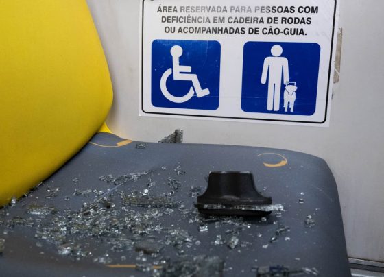 Assento de cadeirante com estilhaços de vidro