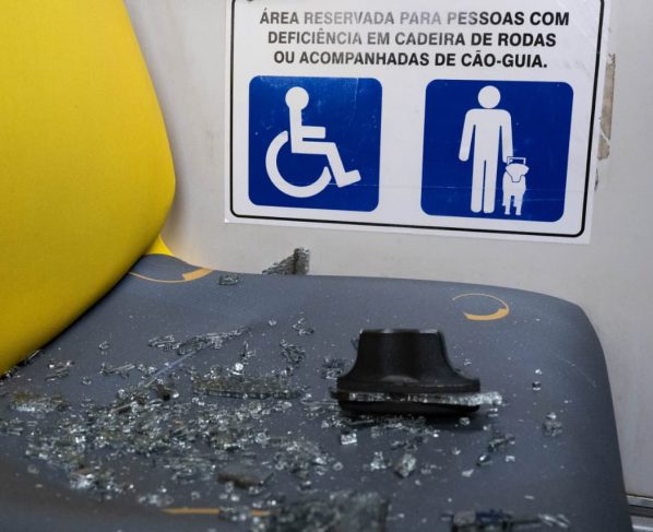 Assento de cadeirante com estilhaços de vidro