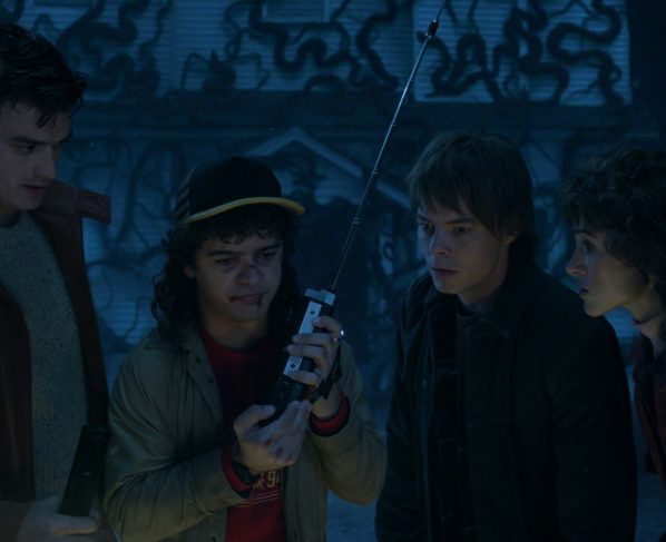 Stranger Things: como série criou o Mundo Invertido com boia espaguete - destaque galeria