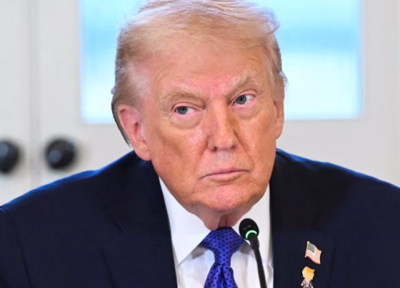 Trump mostra dedo do meio e xinga homem que o chamou de 'defensor de pedófilo' Presidente americano arquivos do caso Jeffrey Epstein