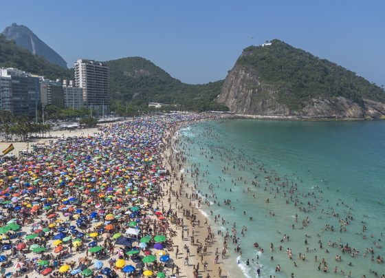 Praia em um dia ensolarado / Praia do Leme - Rio de Janeiro - Brasil. Dia quente, 40 graus Celsius, calor extremo