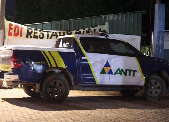 Carro da fiscalização da ANTT estacionado em local da festa de despedida de Rafael Vitale
