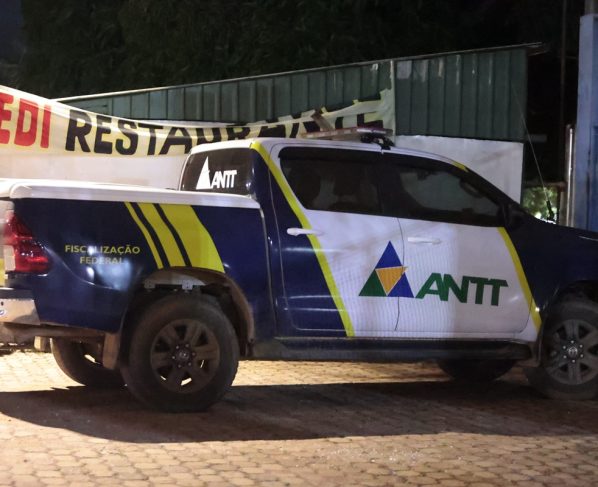 Carro da fiscalização da ANTT estacionado em local da festa de despedida de Rafael Vitale
