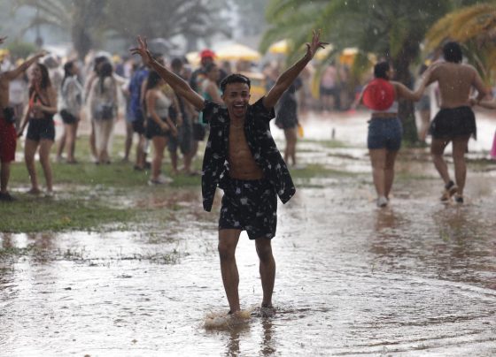 Chuva forte atinge a concentração do bloco de Alceu Valença no Parque Ibirapuera, durante o pré-Carnaval de São Paulo.