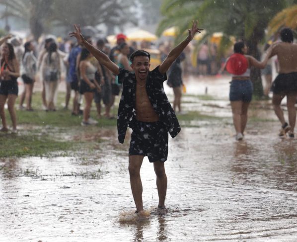 Chuva forte atinge a concentração do bloco de Alceu Valença no Parque Ibirapuera, durante o pré-Carnaval de São Paulo.