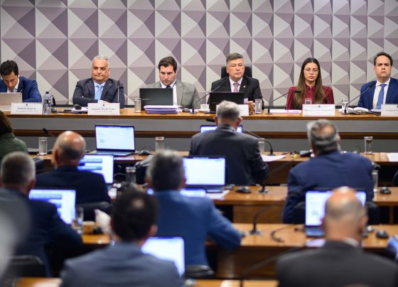 A CPMI do INSS ouve Ingrid Pikinskeni Morais Santos ela é esposa e sócia de Cícero Marcelino de Souza Santos, apontado como operador - metrópoles