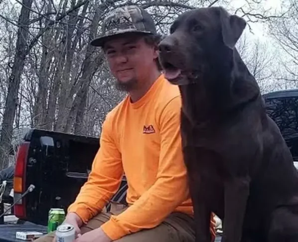 Jovem de 23 anos morre ao tentar salvar seu cachorro em lago congelado nos EUA Americano era pescador, caçador e ambientalista