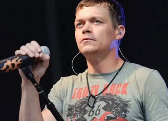 Morre Brad Arnold, vocalista do 3 Doors Down, aos 47 anos