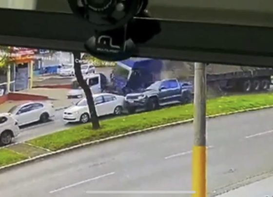 Carreta desgovernada “atropela” carros e deixa 10 feridos em SC