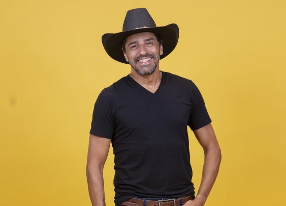 Imagem de Alberto Cowboy para o BBB 26 em um fundo amarelo - Metrópoles